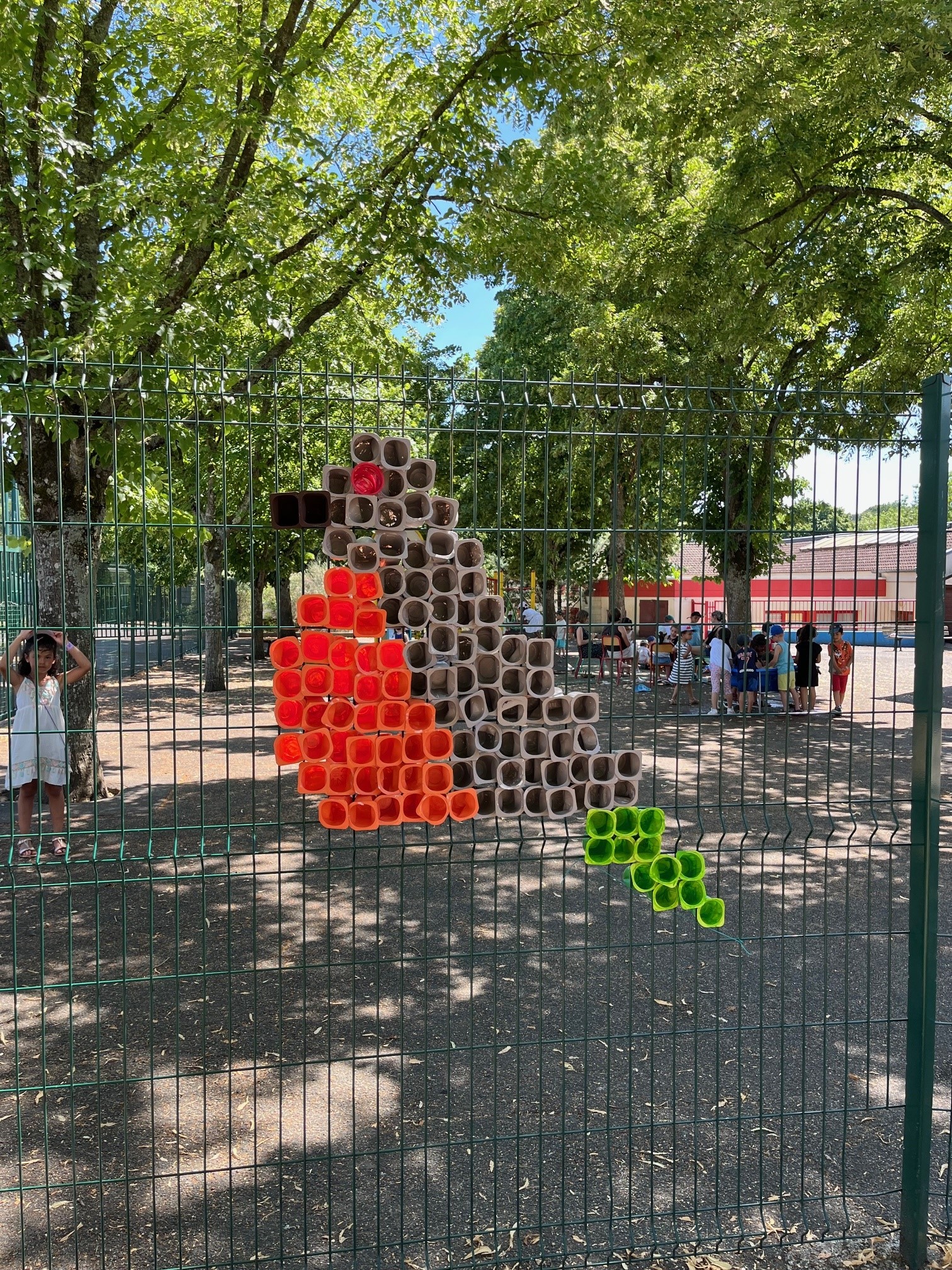 Un souffle de créativité: du pixel art avec des pots de yaourt 3